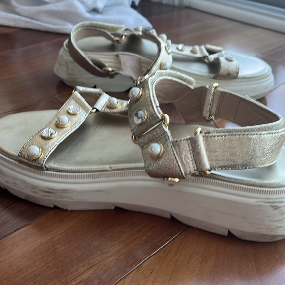 Stuart Weitzman Zoelie Beaded Metallic Gold Leather Platform Sandals - Picture 9 of 10